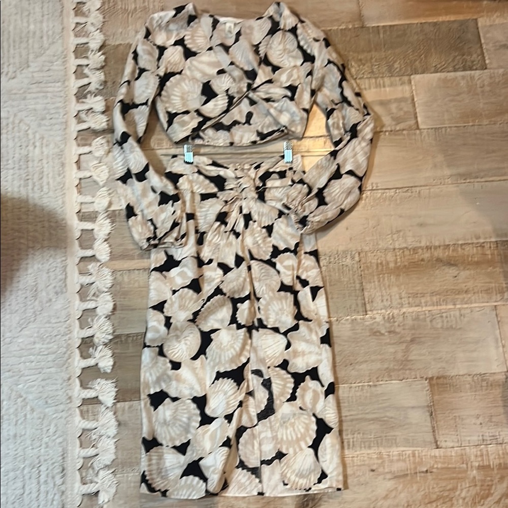 H&M Women's Beige and Black Patterned Set